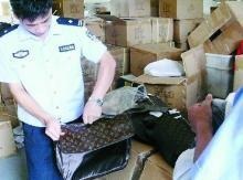 福州一工廠月產(chǎn)6000多假LV包 產(chǎn)品運(yùn)到國(guó)外出售(圖)-新聞?lì)l道-手機(jī)